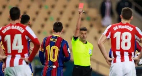 عقوبة قد تصل إلى 12 مباراة.. ميسي يتلقى أول بطاقة حمراء مع برشلونة